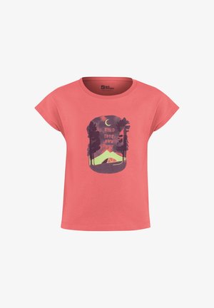 Koraalroze T-shirt met korte mouwen, met een bedrukte afbeelding van bomen, een tent en de tekst "VIND JE EIGEN WEG" in donkerpaars.