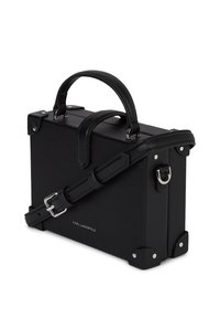 Czarna, strukturalna torebka o prostokątnym kształcie, ze skórzaną fakturą, metalowymi akcentami, uchwytem na górze i regulowanym paskiem na ramię.