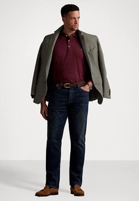 Férfi öltözék: szürke blézer, bordó póló, sötétkék farmernadrág, barna cipő. A blézer texturált anyagból készült, két elülső zsebével.