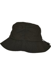 Cappello a secchiello nero con ampia visiera, realizzato in tessuto testurizzato. Presenta un cordoncino per una vestibilità regolabile e dettagli di cucitura sulla visiera.