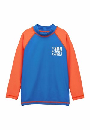 Długi niebiesko-pomarańczowy rash guard z napisem „Joules Sun Sand & Sea” na piersi, zaprojektowany do ochrony przed słońcem.