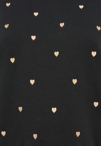 Tissu noir avec une texture présentant un motif dispersé de petites formes de coeurs dorés, uniformément espacées sur toute la surface.