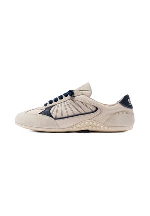 Baskets décontractées beige et marine avec détails cousus, lacets marines, semelle texturée et logo sur la partie talon, vues de profil.
