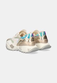 Zapatillas chunky con una base blanca, acentos dorados y patrones texturizados en azul-verde. Cuentan con una suela gruesa y un diseño de cordones.