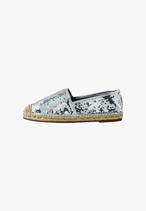 Hõbedaste litritega espadrilli toss, millel on kootud juutsest tald ja ümar nina, slip-on stiilis ning metallikläikega pealispind.