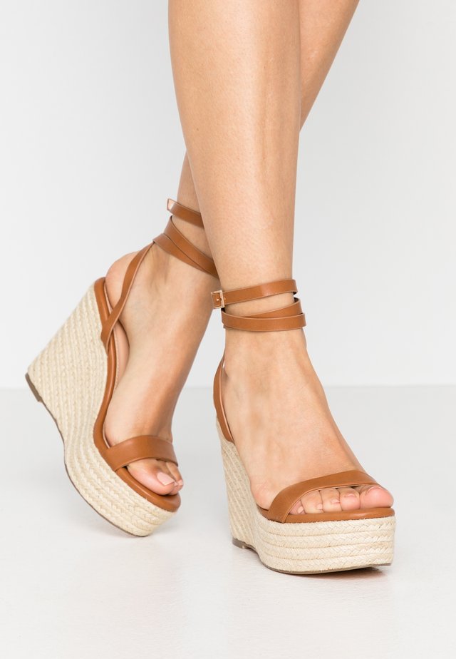 Sandalias de tacón - cognac