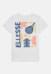 Balta kokvilnas T-kreklu ar drosmīgu grafisko dizainu, kurā ir vārds "ELLESSE", ziedu raksti, tenisa rakete un krāsaini akcenti rozā un dzeltenā krāsā.