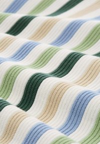 Dziergany materiał z falistymi paskami w odcieniach zieleni, niebieskiego, beżu i bieli, z widocznymi teksturowanymi prążkami i miękką powierzchnią.