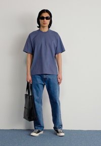 adidas Originals P ESS TEE - Navadna majica - preloved ink