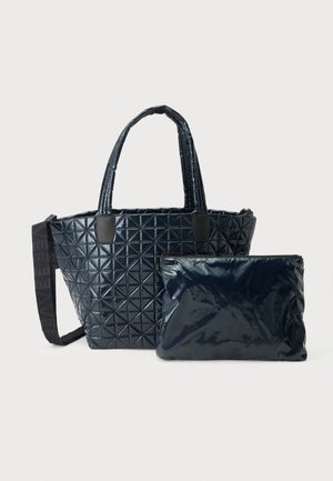 Sac cabas noir brillant avec motif géométrique matelassé, deux poignées, bandoulière noire amovible et pochette zippée brillante assortie à l’avant.