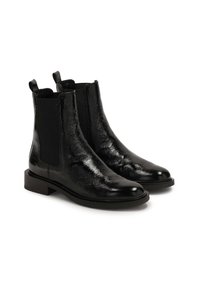Botas Chelsea de cuero negro con un acabado brillante, paneles laterales elásticos y una suela de goma plana. Punta redondeada y lengüetas en la parte posterior.