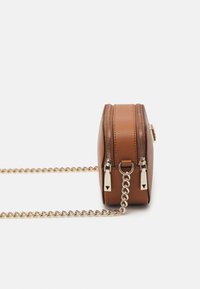 Bolso de mano texturizado marrón con forma rectangular, cierres de doble cremallera, herrajes en tono dorado y una correa de cadena para el hombro.