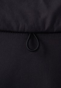 Tessuto nero con una superficie liscia, con un'asola di corda elastica attaccata in basso, che enfatizza il suo design minimalista.