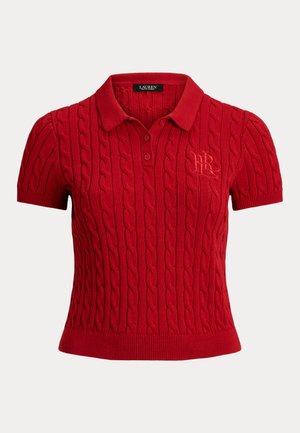 Rød kabelstrikket polo med korte ermer, ribbestrikket krage og kant. Har brodert logo på venstre bryst. Laget av strukturert stoff.