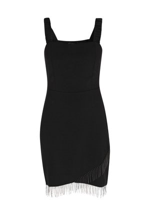 Vestido negro con tirantes anchos, cuerpo ajustado y un detalle de flecos a lo largo del dobladillo asimétrico, con una textura de tela suave y mate.