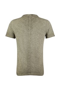 Camiseta de manga corta en un verde oliva apagado, con un acabado texturizado, cuello redondo y costuras sutiles a lo largo de la costura trasera.