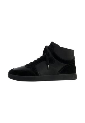 Zapatillas altas negras que combinan cuero liso y gamuza, con puntera redondeada, suela plana y cordones negros.