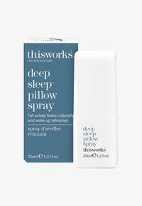 Spray poduszka na głęboki sen w białej plastikowej butelce, 35 ml, obok niebiesko-białego pudełka z tekstem na temat korzyści relaksacyjnych i snu.