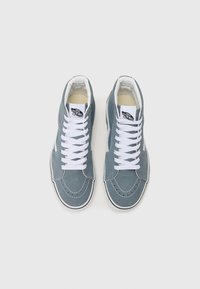 Lichtblauwe suède high-top sneakers met witte veters en stiksels, voorzien van een zwart logo label op de tong en een witte rubberen zool.