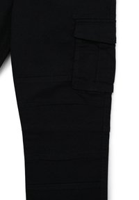 Czarne spodnie cargo wykonane z tkaniny, z boczną kieszenią, prostym krojem i widocznymi detalami szwów. Gładka tekstura bez wzorów.