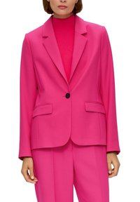 Marynarka w kolorze fuksji o eleganckim kroju, zapinana na jeden guzik, z dwoma przednimi kieszeniami. Wykonana z gładkiej tkaniny, posiada usztywniane ramiona i nowoczesny fason.