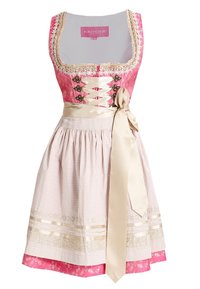 Robe dirndl traditionnelle rose avec bordure en dentelle blanche, corset en ruban de satin crème et tablier à carreaux noué avec un grand nœud à la taille.