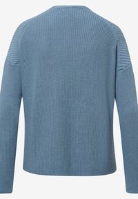 Pull bleu en maille à manches longues avec texture côtelée aux épaules et aux poignets, vu de dos sur un fond uni.
