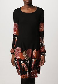 Robe noire à manches longues ornée d'un imprimé coloré de sucettes tourbillonnantes et de silhouettes au bas. Texture douce avec un corsage ajusté et une jupe évasée.