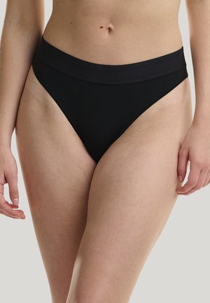 Schwarzer hoch taillierter Tanga aus glattem Material mit elastischem Bund und dezentem Logodetail am Bund.