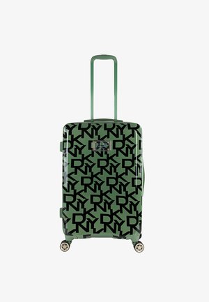 Maleta rígida verde con letras negras superpuestas DKNY, asa telescópica y cuatro ruedas giratorias.