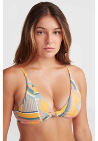 Driehoek bikini top in een multicolore geometrische print (geel, blauw, roze). Gemaakt van een zachte stof met een voorste knoopdetail en dunne bandjes.