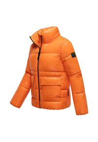 Een oranje gewatteerde jas met een hoge kraag, een ritssluiting aan de voorkant en twee grote opgestikte zakken. Beschikt over een zwart logo-opdruk op de mouw.