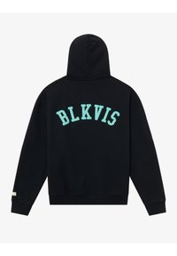 Sort hættejakke med et stort turkist "BLKVIS" print på ryggen, lavet af blødt stof med en afslappet pasform og ribbede manchetter.