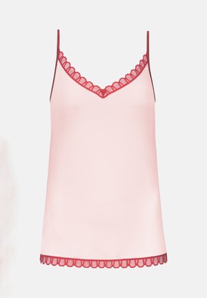 Roze cami met rode kantafwerking langs de halslijn en onderkant. Dunne, verstelbare banden en een gladde, lichte stof.