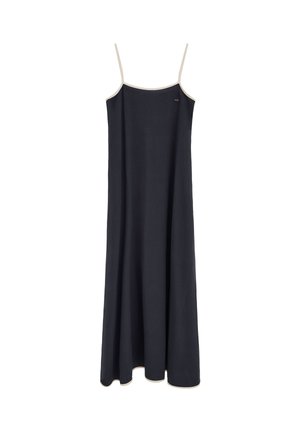 Longue robe nuisette noire avec fines bretelles beiges et bordure beige le long de l'encolure et de l'ourlet.