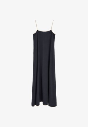 Longue robe nuisette noire avec fines bretelles beiges et bordure beige le long de l'encolure et de l'ourlet.