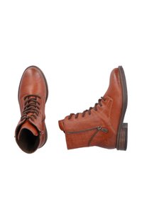 Bottes chelsea en cuir marron avec lacets et fermeture éclair sur le côté, présentant un panneau texturé et un talon empilé. Fini lisse, conception durable.