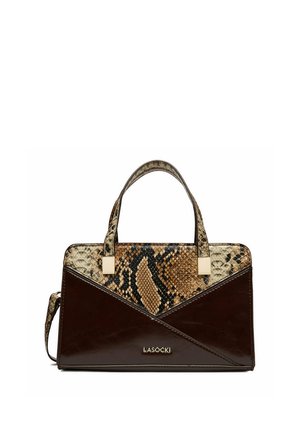 Brązowa torebka ze skóry wąż z podwójnymi uchwytami, złotymi okuciami i logo Lasocki z przodu, o prostokątnym, usztywnionym kształcie.