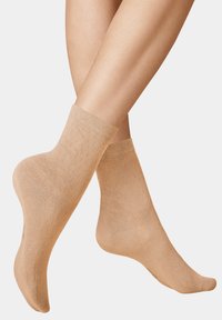 Beige Knöchelsocken mit einem gerippten Bund, die ein sich wiederholendes oranges Rautenmuster und eine glatte Textur aufweisen.