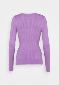 Pull à manches longues en maille côtelée de couleur violet clair. Présente une silhouette ajustée et un col rond. Texture douce avec des lignes verticales régulières.
