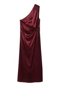 Robe bordeaux asymétrique en satin avec détail froncé et boucle circulaire à la taille, longueur au sol, modèle sans manches.