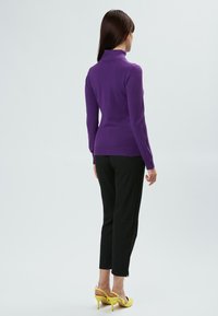 INFLUENCER HIGH-NECK BASIC - Strickpullover - purple