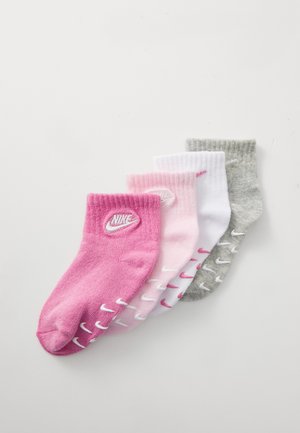 Cztery pary skarpetek ankle Nike: różowe, jasnoróżowe, białe i szare. Każda skarpetka posiada prążkowany wzór z logo i kontrastowymi akcentami.
