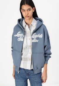 LOW LIGHTS STUDIOS® SHUTTER WOMAN ZIPPER - Kapucnis pulóver - dusty blue