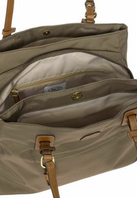 Olivengroene nylon handtas met bruine leren accenten, voorzien van meerdere compartimenten, een ritsvak en goudkleurige hardware.