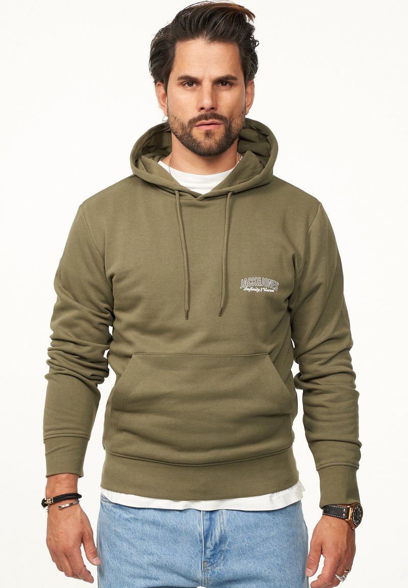 Olivgrüner Baumwollhoodie mit einer vorderen Kängurutasche, verstellbarem Kapuzenzug, gerippten Bündchen und kleinem gestickten Logo auf der linken Brust.