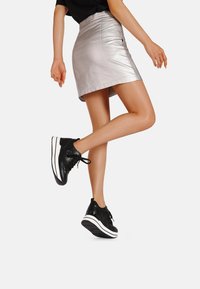 Queen Helena Sneakers basse - nero