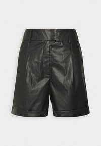 Shorts en cuir noir à texture lisse, avec des plis définis et des revers pliés. Dotés d'une ceinture structurée et de poches latérales.