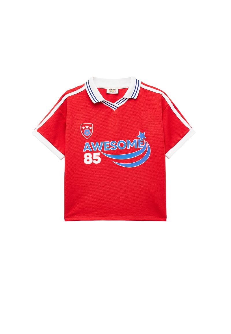 Jersey rojo de manga corta con cuello y puños blancos. Presenta el texto azul "AWESOME", el número "85" y un logo con tres estrellas.