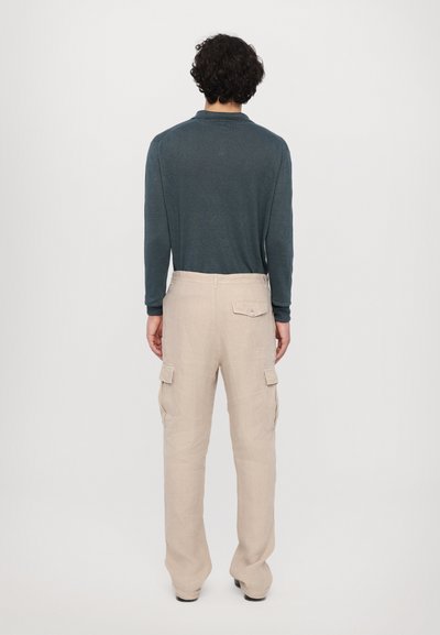 Donkerblauw overhemd met lange mouwen, beige cargo broek met zijzakken, casual pasvorm, lichtgewicht stof, eenvoudig ontwerp, achteraanzicht.